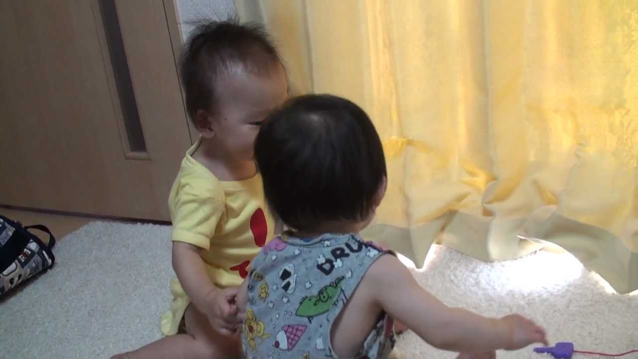 双子がけんか おしゃぶり取り合い合戦 喧嘩 可愛い Twins 0歳 しゃべる双子 Youtube