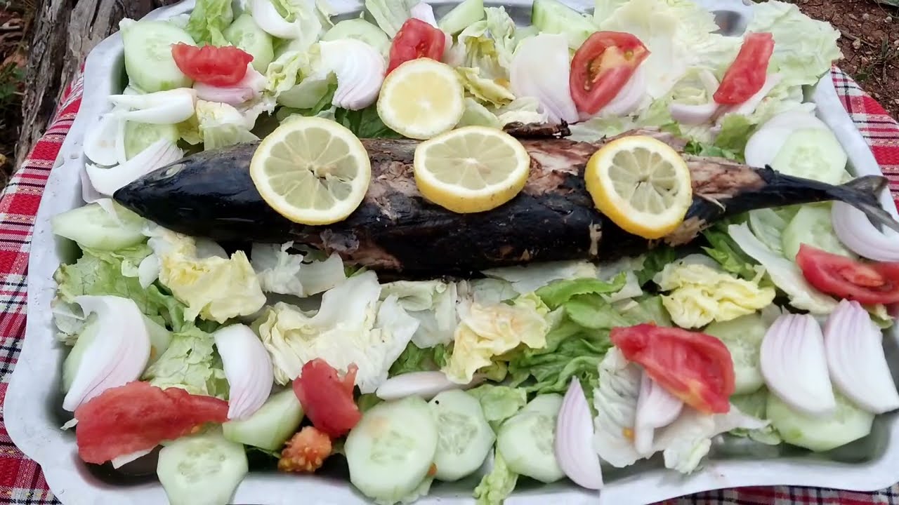 طبخ القرية/طعام البحر الأبيض المتوسط يوم ريفي جميل تحت الامطار الرعدية في الطبيعة village cooking