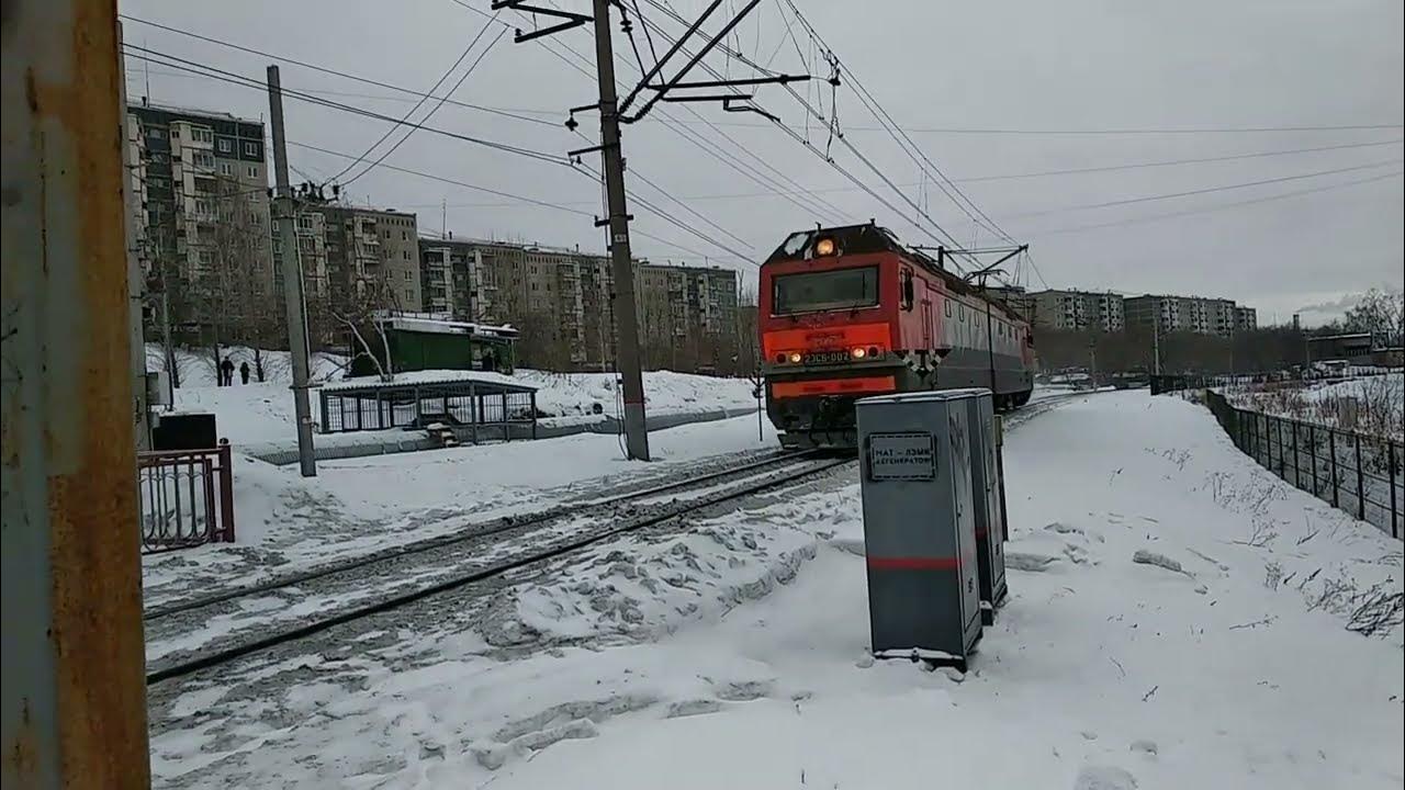 Электровоз с грузовым поездом 260