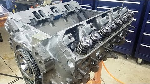 440 MOPAR Big Block Engine Building - Installeren en aandraaien van ijzeren cilinderkoppen