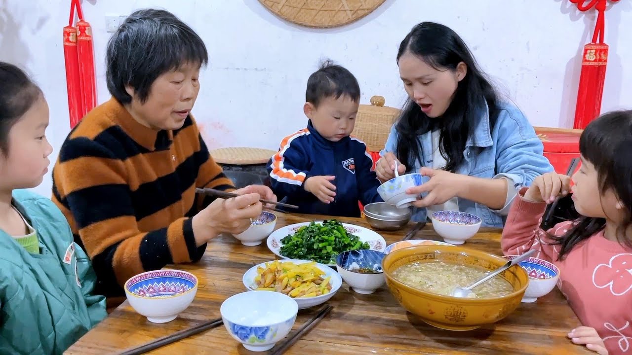 Йике — самая занятая в семье. После тяжелой работы еда становится еще вкуснее.