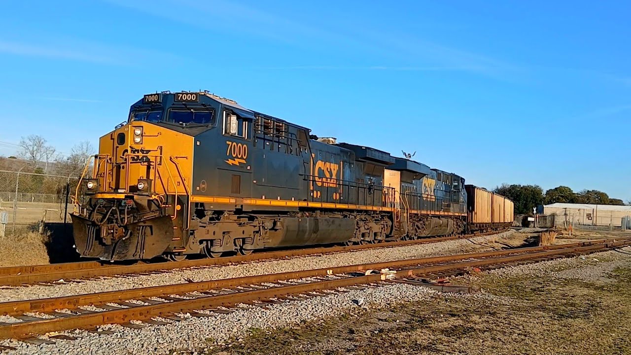 CSXT 7000 Leads CSX Train E319 At Columbia SC - YouTube