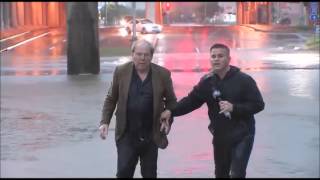26. Reporter rescues man Houston, water flood 18 April 2016
