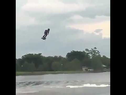 驚愕 自由に人間が空を飛ぶ Flying Person Youtube