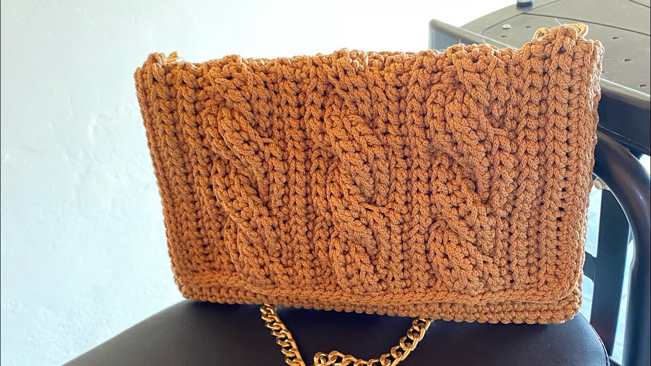 BOLSA DE CROCHÊ COM TRANÇA 3D E BOLSO EXTERNO por ​⁠@CrisTelesCroche