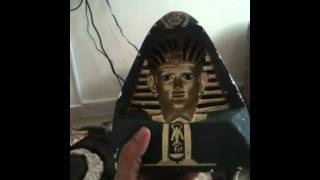 تمثال فرعوني ينظر لك من كل اتجاه