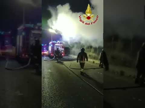 Trepuzzi, camion si ribalta e va a fuoco: salvo il conducente