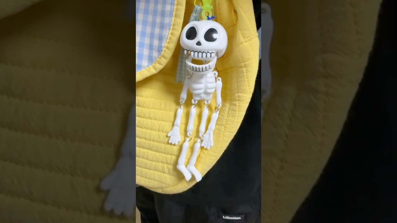 🦴😂Pull-String Skeleton Keychain!