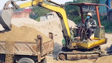 Máy xúc múc cát vàng lên công nông ba bánh thùng một khối