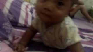 Maen Hp Sambil Ngangkang