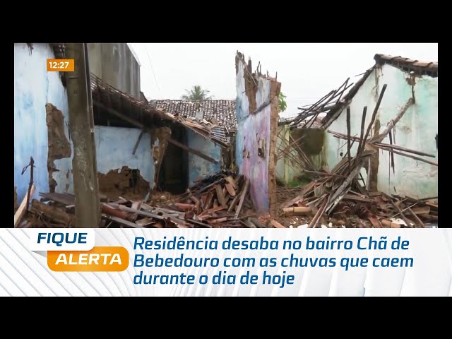 Residência desaba no bairro Chã de Bebedouro com as chuvas que caem durante o dia de hoje