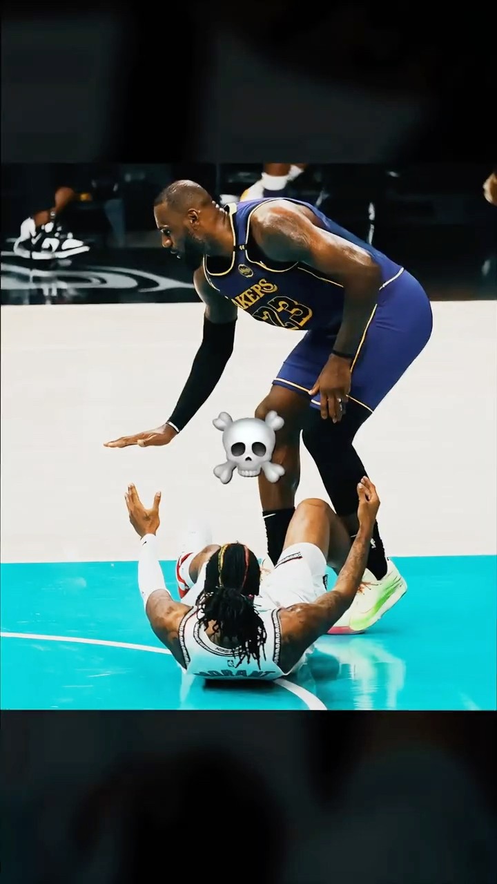 These moments are 100% Disrespectful ?