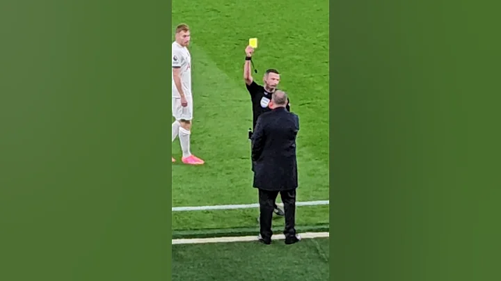 ANGE POSTECOGLOU RECEIVING A YELLOW CARD FROM MICHAEL OLIVER: Tottenham v Chelsea - DayDayNews