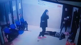 فيديو مؤثر لأب يقبّل رأس وقدم طبيب أنقذ ابنته من الموت المحقق