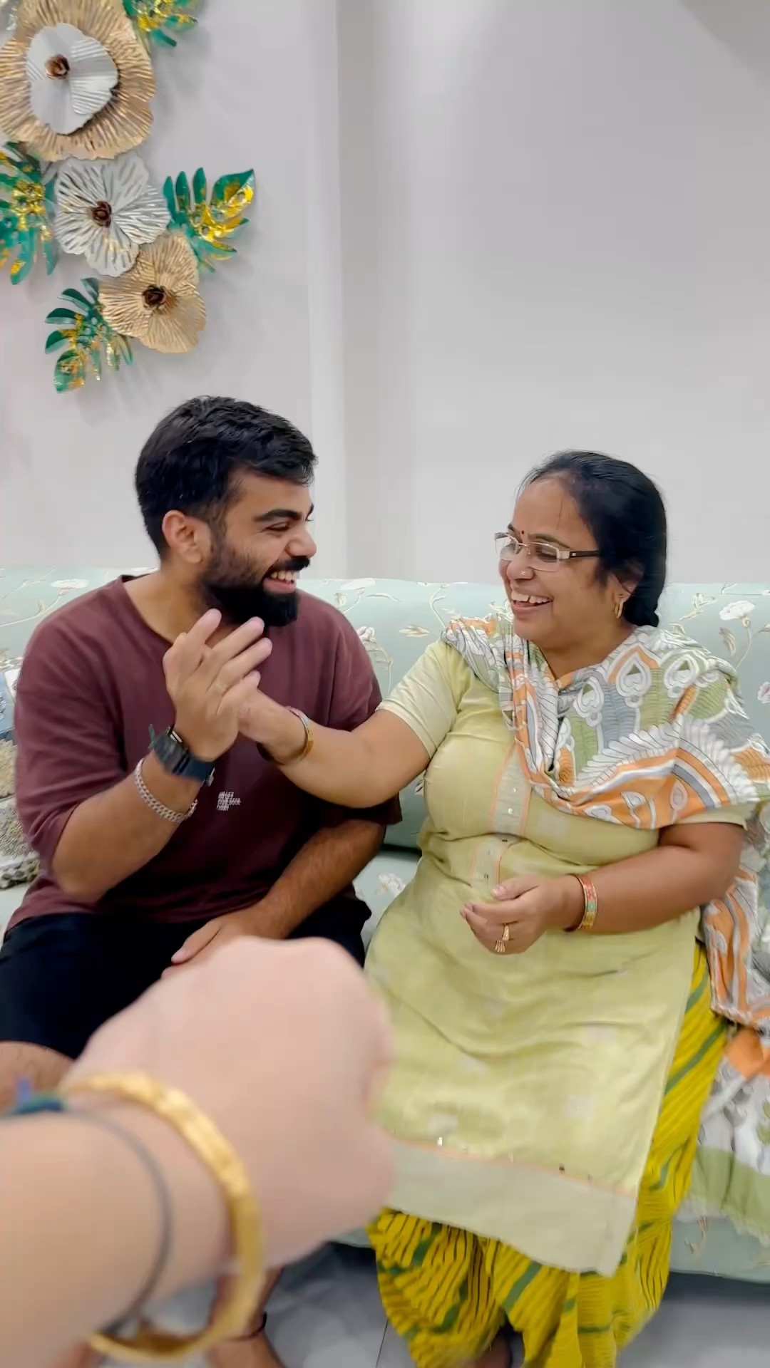 Gaurav or mummy mai say kisko gift mila comment mai batao #shorts #youtubeshorts #gauravaroravlogs