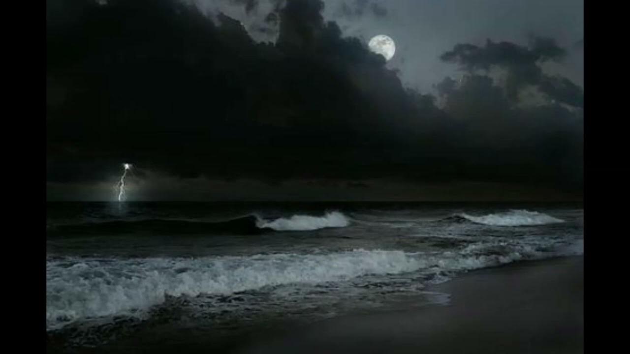 Впр ночь безлунна успокоившиеся после шторма. Ночное море шторм. Шторм ночью. Атлантический океан шторм. Шторм в океане ночью.
