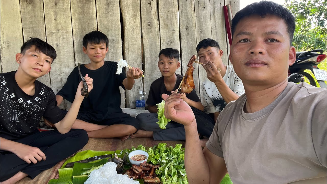 Câu Cá Rô Đồng Nướng Thịt Heo Cuốn Rau || Sự Cồ Vlogs