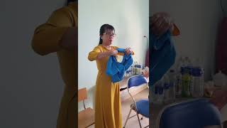 Cô giáo miền quê thử áo.