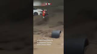 Firefighters, Residents Rescue Stranded Driver from Floods in North China's Hebei