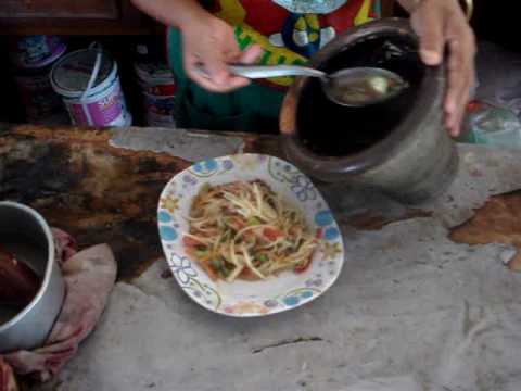 Thai Recipe "Som Tam" Papaya Salad Lesson from Aun...