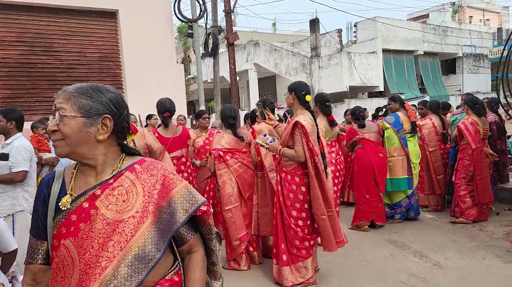 అమ్మవారికి ఆషాడం చారి తెచ్చిన భక్తులు