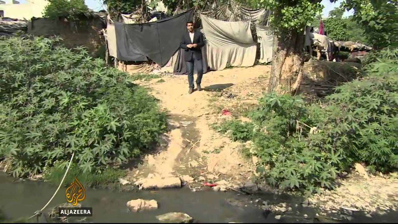 Pakistan slum-dwellers fight demolitions