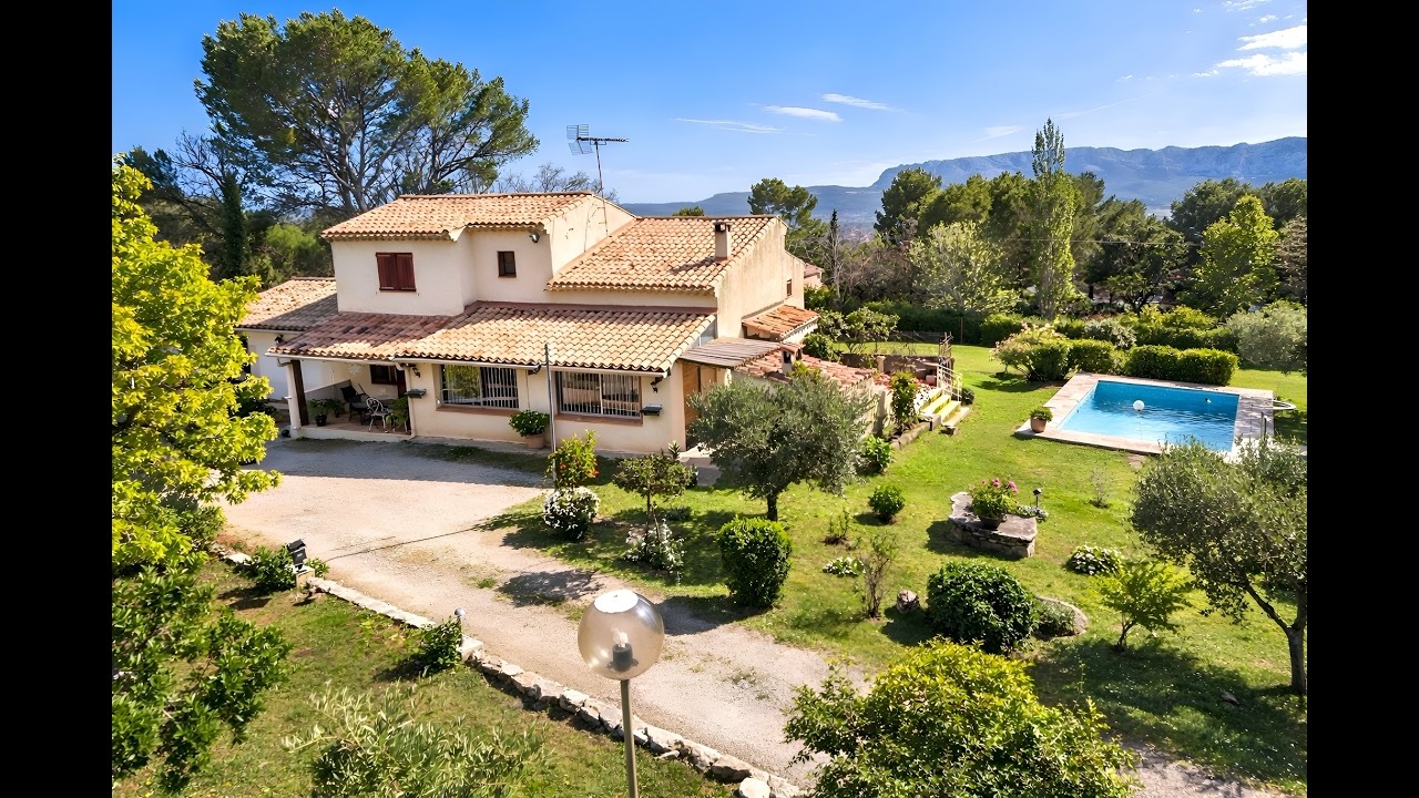 Belle maison traditionnelle T6 sur 4500 m² avec dépendances sur TRETS