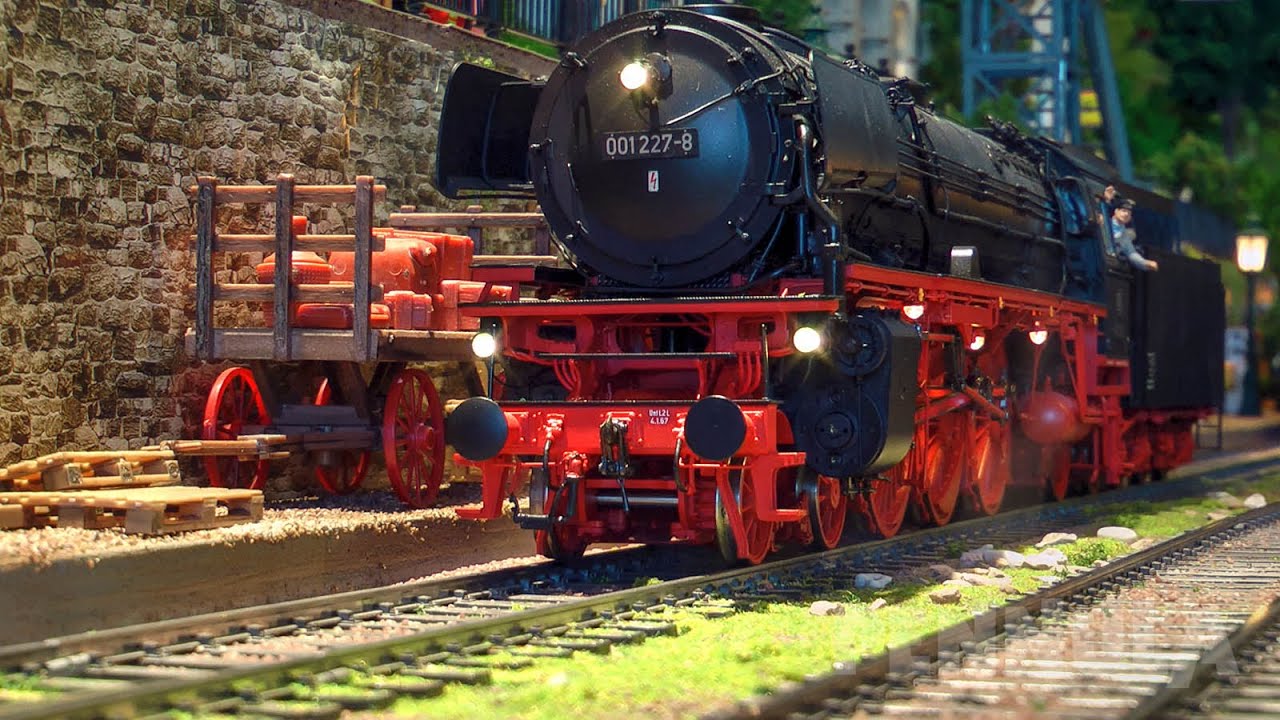 Fahrvideo auf einer großen Spur 1 Märklin Modelleisenbahn-Anlage mit prächtigen Dampfloks