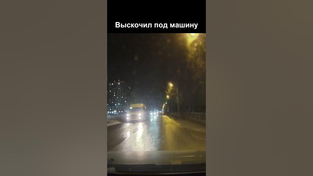 Опасный пешеход залип в телефоне! - YouTube