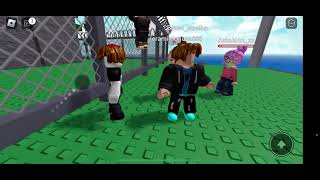 Я спасаюсь в Roblox от природных явлений