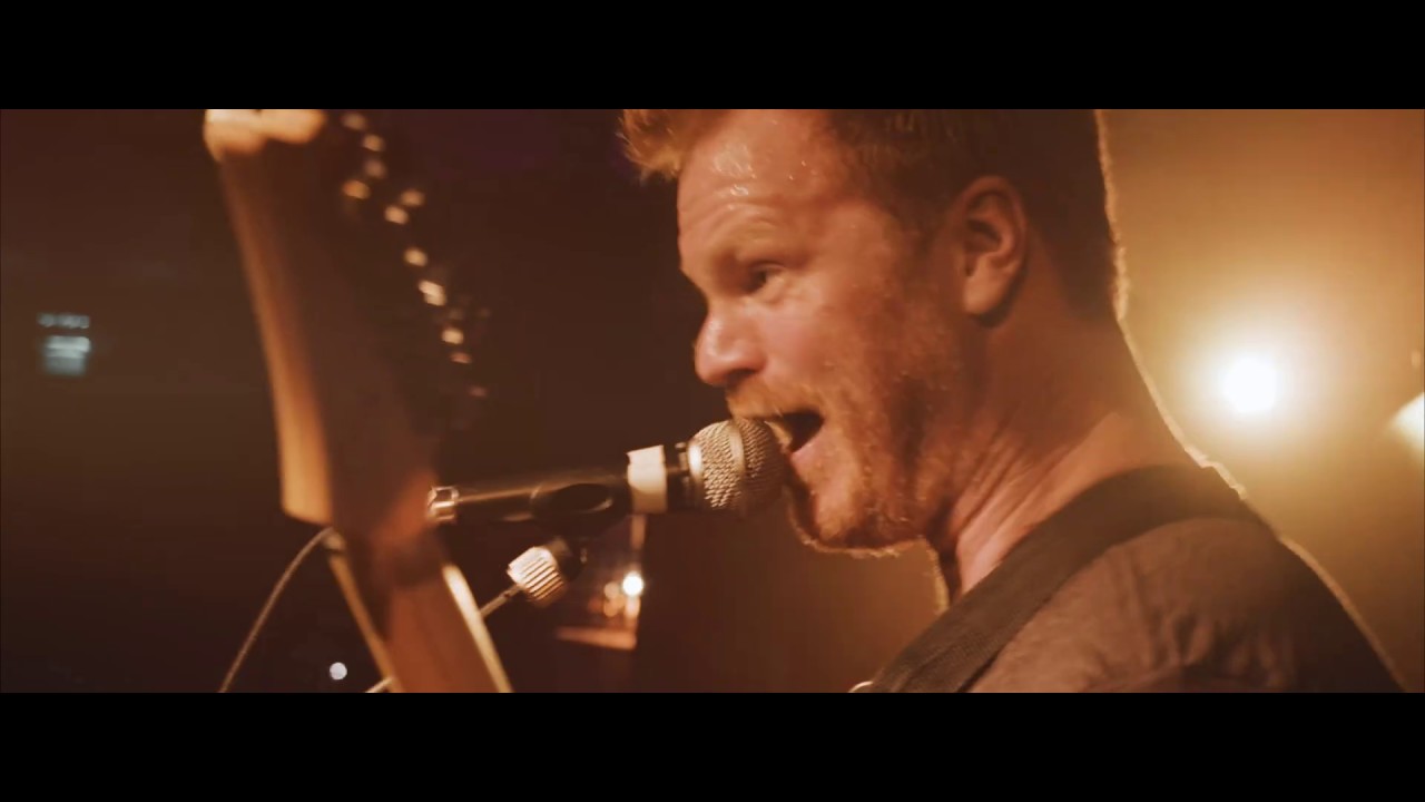 Guarda RED BEE - Chasing Shadows (Official Music Video) su YouTube Guarda RED BEE - Chasing Shadows (Official Music Video) su YouTube