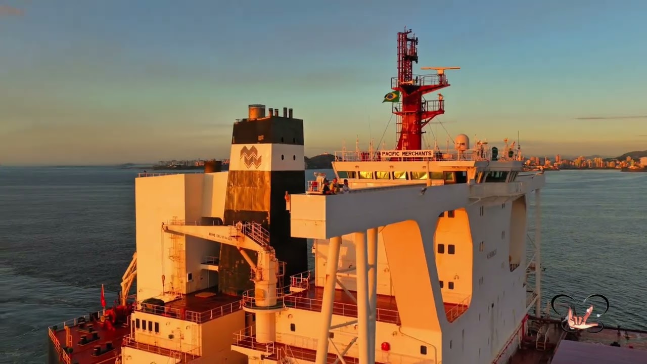 Dji mavic 4 pro filmagens o maior navio pacific merchants chegou vale tubarão. 