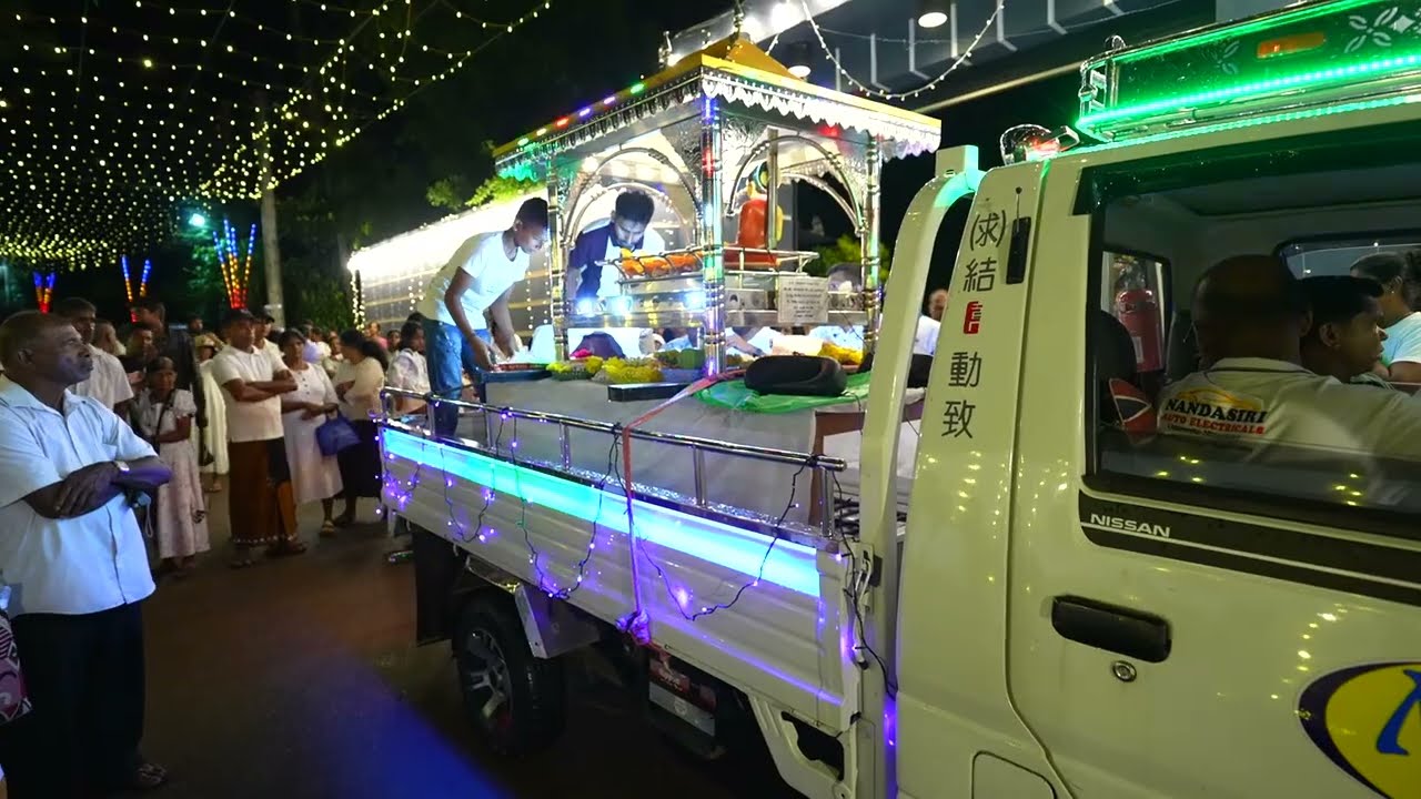 කඨින චීවරය රන්සිවි ගෙය තුළ තැන්පත් කිරීම සඳහා වැඩම කරවන පිංබර මොහොත.#viral #srilanka #buddhabuddha 