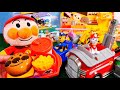 パウパトロールがアンパンマンのハンバーガー屋さんでドライブスルー!おまけのおもちゃはどんなおもちゃかな?
