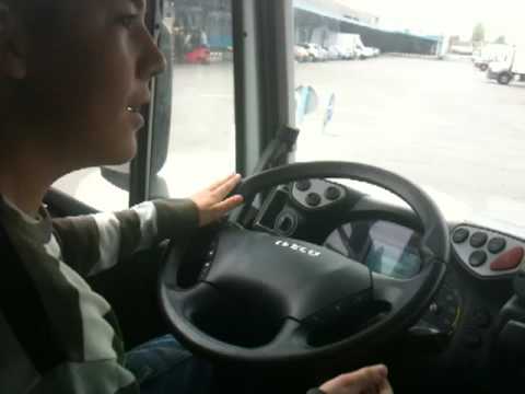 geoffroy qui conduit l'iveco 310ch porteur stralis 12 tonnes a