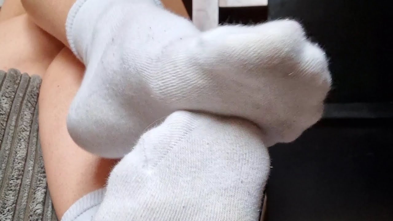 taking my socks off 🤍 smelly feet (foot worship) - YouTube