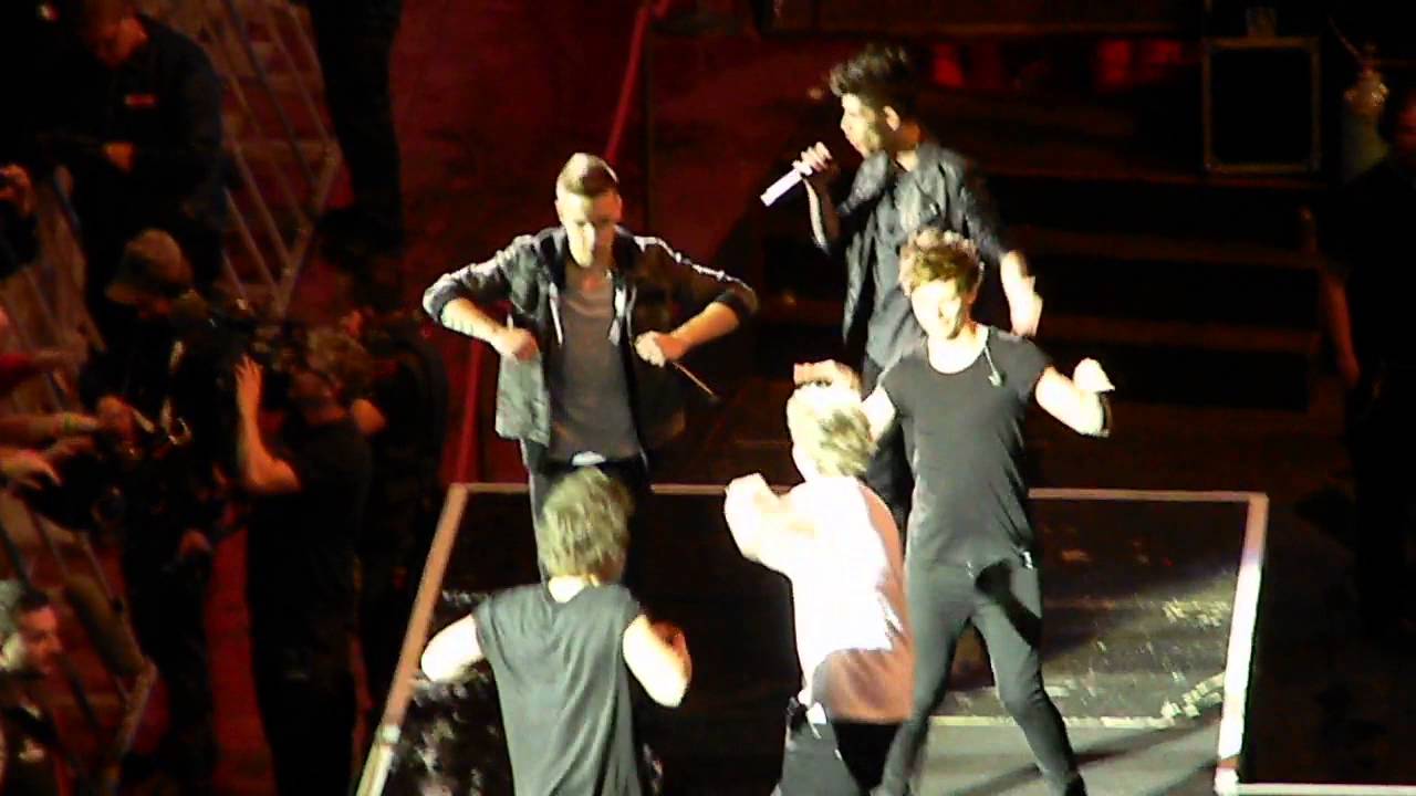 One Direction - Chicken Dance | Take Me home Tour (Verona, Italy) - YouTube