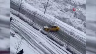 Karlı Yolda Kayan Taksi Kamerada