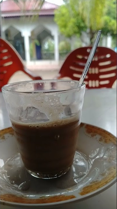 SECANGKIR KOPI DI TEMANI HUJAN