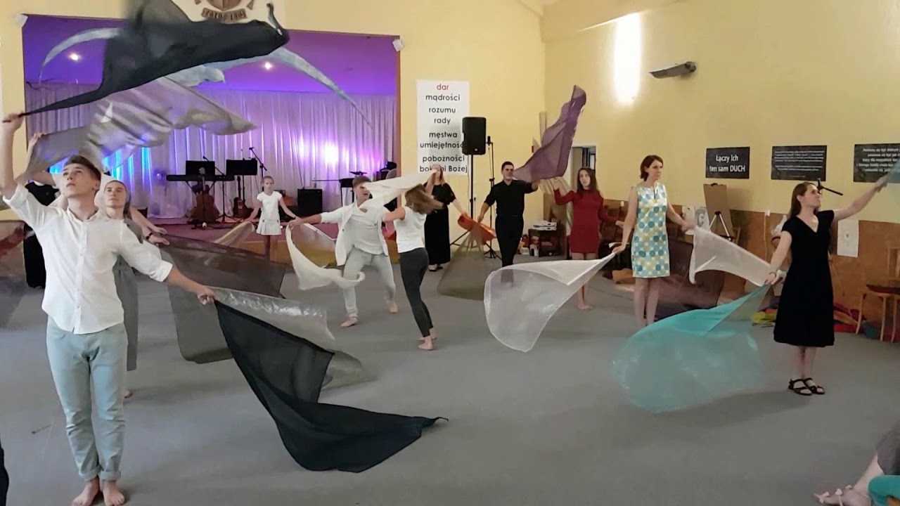 Taniec z Flagami do piosenki Idąc Po Wodzie - Michał Król