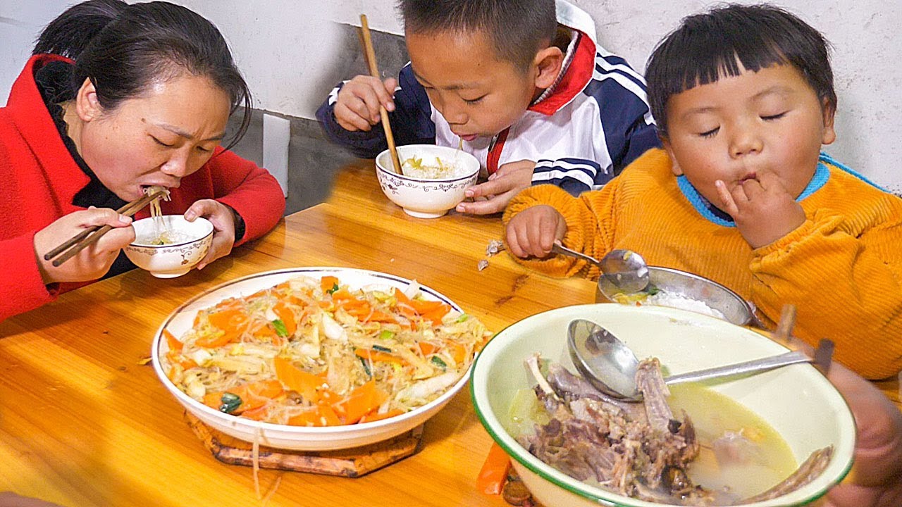 天冷多吃白菜，媳婦簡單炒一大盤，家人吃得好香