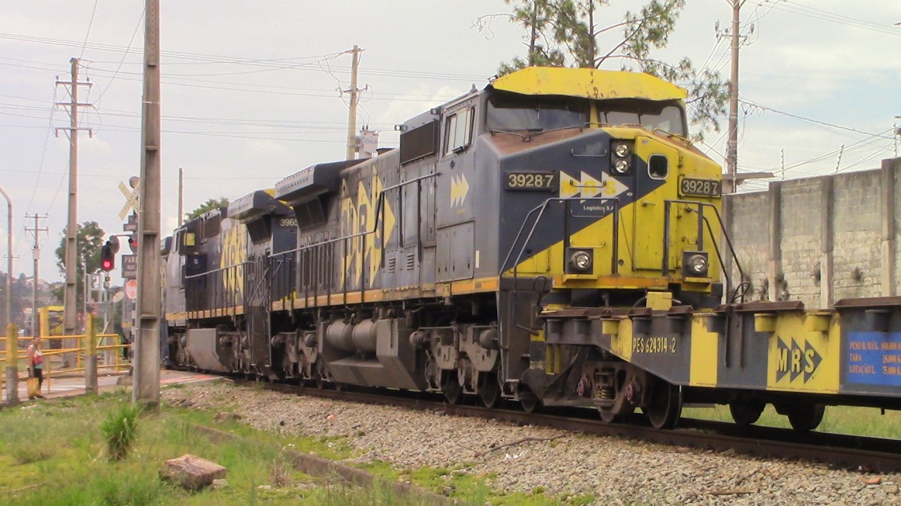 AC44i e dupla de C44-EMi no trem de pranchas vazias da MRS passando por Itaquaquecetuba