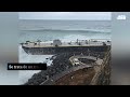 Barcaza encalla en la orilla del rompeolas frente al Morro