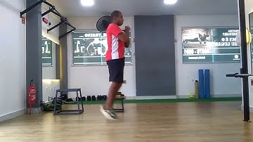 Exercício de Força - Afundo com salto alternando as pernas