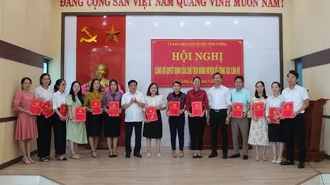 UBND huyện Vĩnh Tường tổ chức công bố và trao Quyết định của Chủ tịch UBND huyện về công tác cán bộ