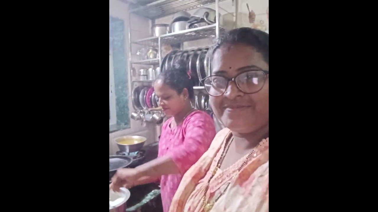 चमचमीत काळा वटाण्याची उसळ लुसलुशीत जाळीदार आंबोळी😋 