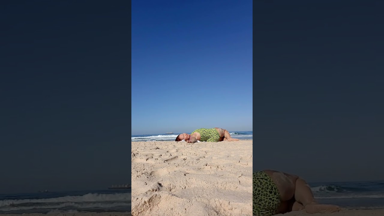Yoga time. 🧘‍♀️🌞 | Время Йоги. Море, Солнце, Разминка. 🙏 🌊 | יוגה בחוף הים 🐬