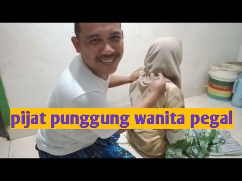 pijat punggung wanita pegal