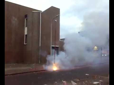 2001 Vuurwerk vianen 17 Kg 100.000 horsebrand rol opgehangen aan lantaarnpaal