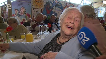 Eenzame ouderen genieten van gezellige high tea